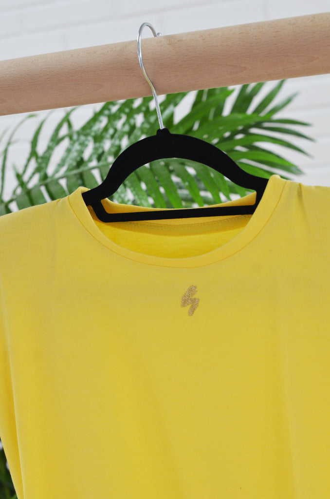 Camiseta amarillo hombreras