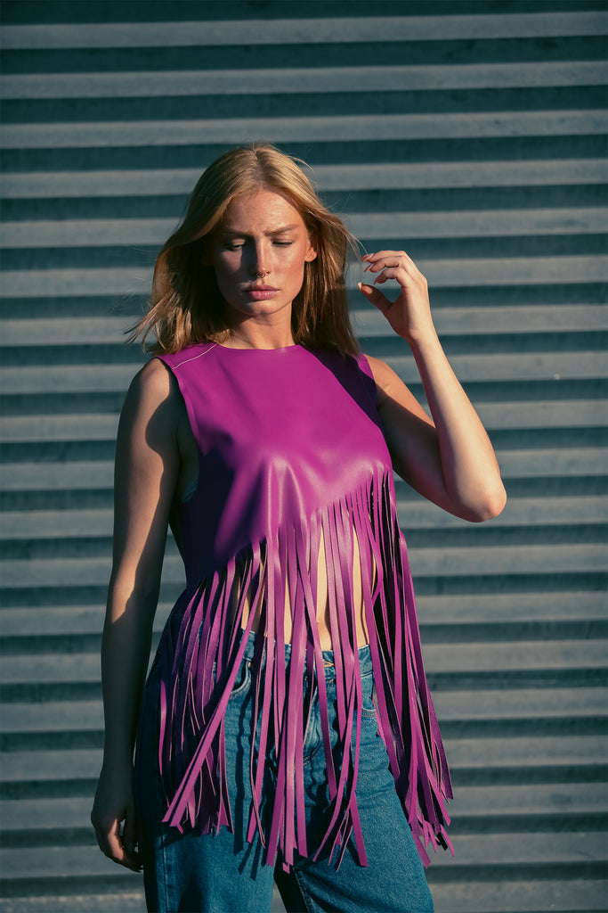 Top corto flecos efecto piel magenta