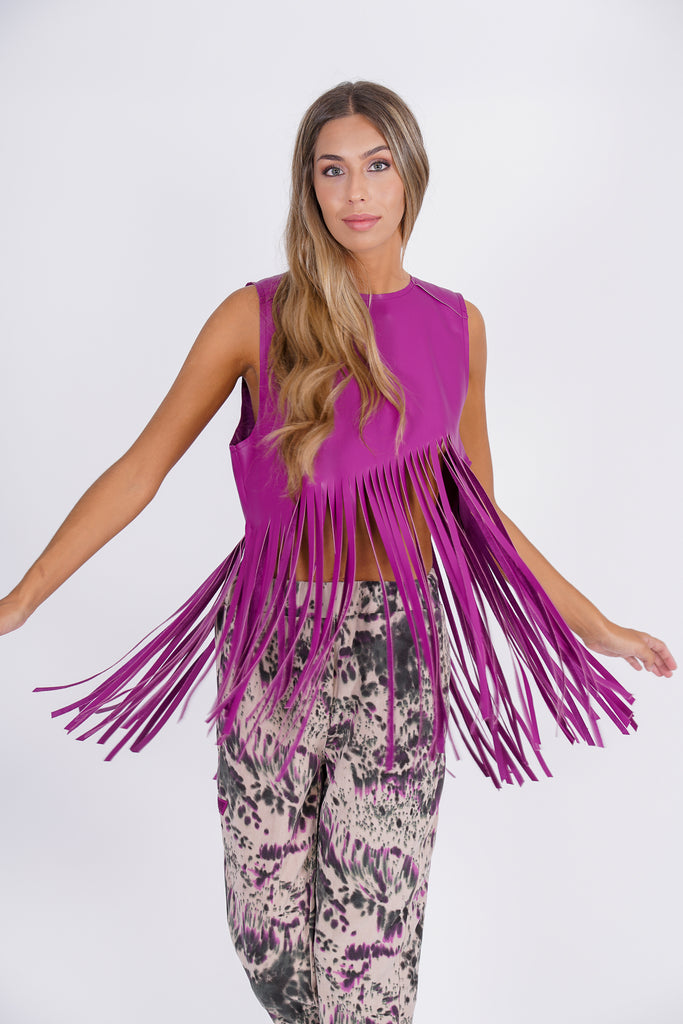 Top corto flecos efecto piel magenta