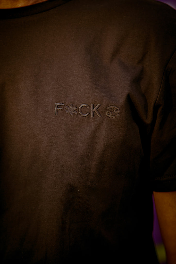 Camiseta bordado F*CK!  negro