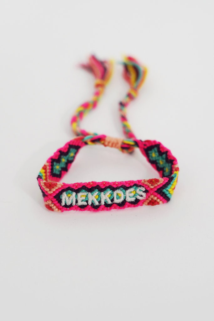 Pulsera hilo Bordado "MEKKDES" fucsia