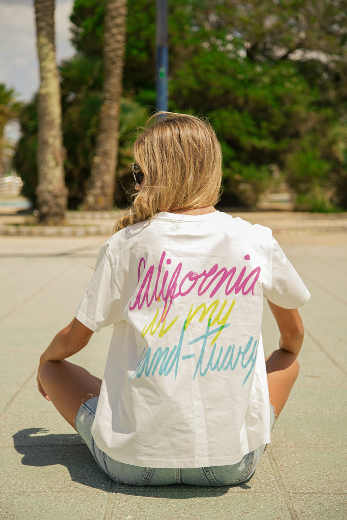Camiseta CALIFORNIA IS MY SAND-TUARY · Crudo & Neón ·