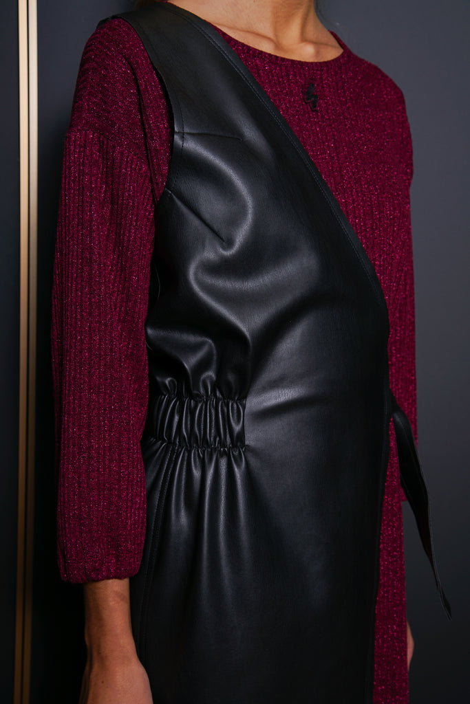 Vestido midi lurex magenta y chaleco desestructurado efecto piel