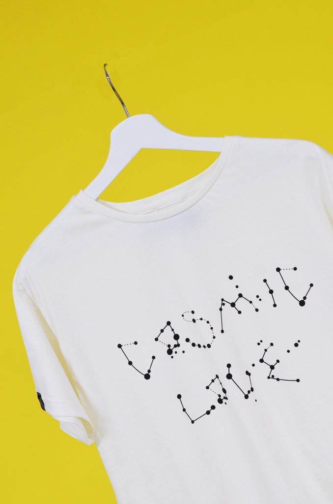 Camiseta crudo COSMIC LOVE constelaciones