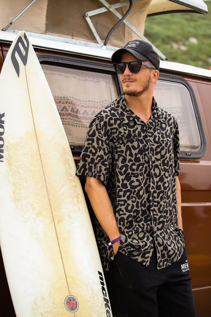 Camisa HE Print · KHAKI & NEGRO ·