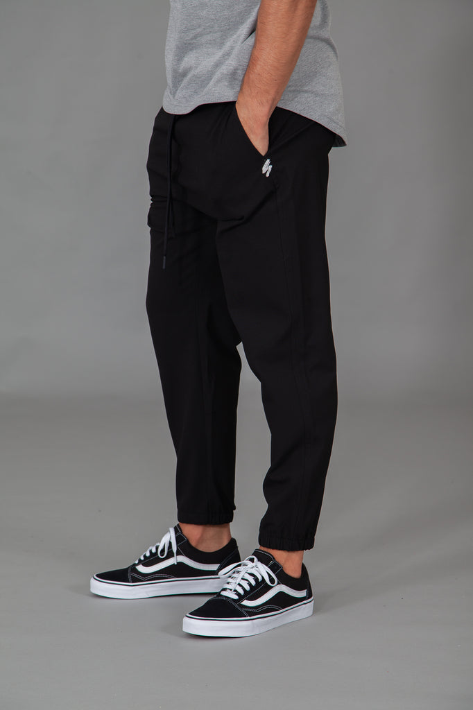 Pantalón HE chino estilo jogger NEGRO