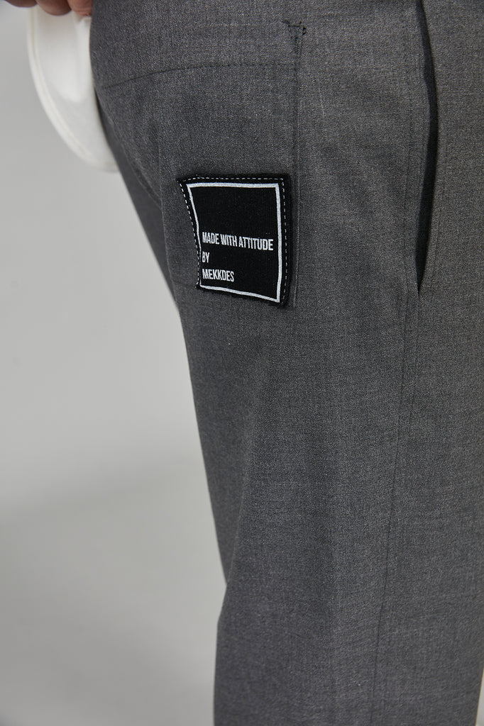 Pantalón HE chino estilo jogger GRIS