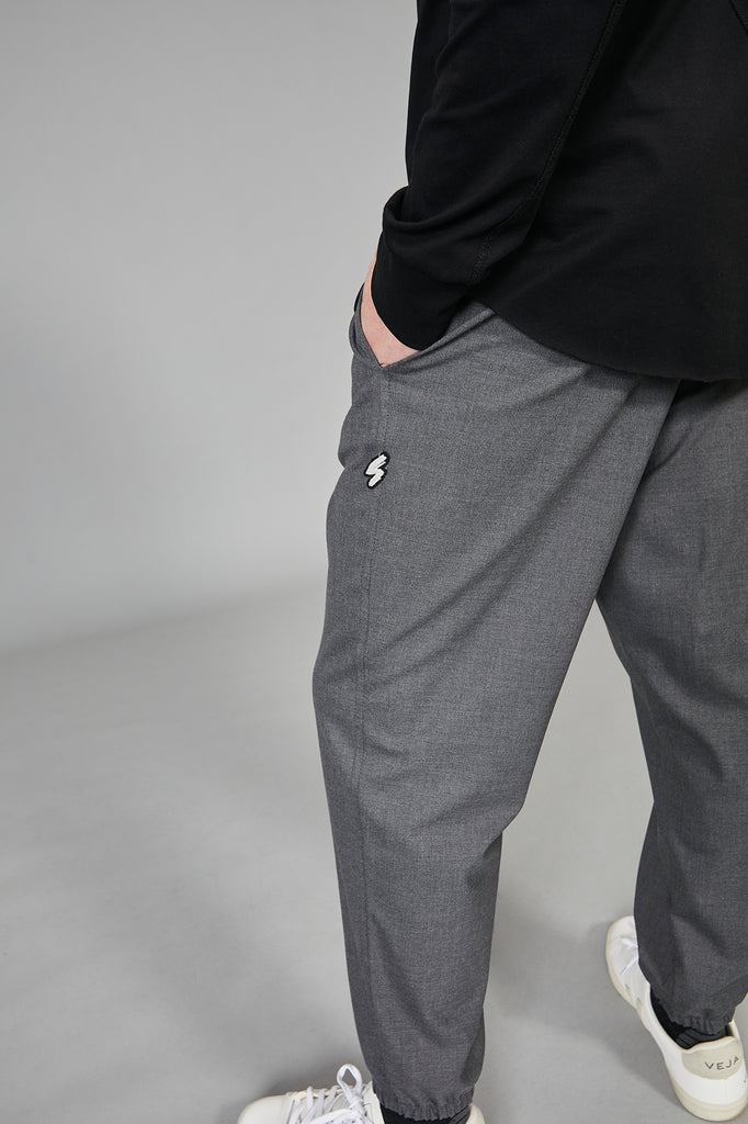Pantalón HE chino estilo jogger GRIS