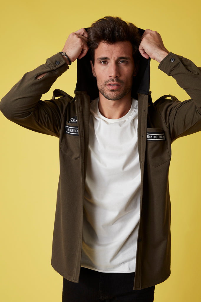 Sobrecamisa felpa khaki parches & capucha negra