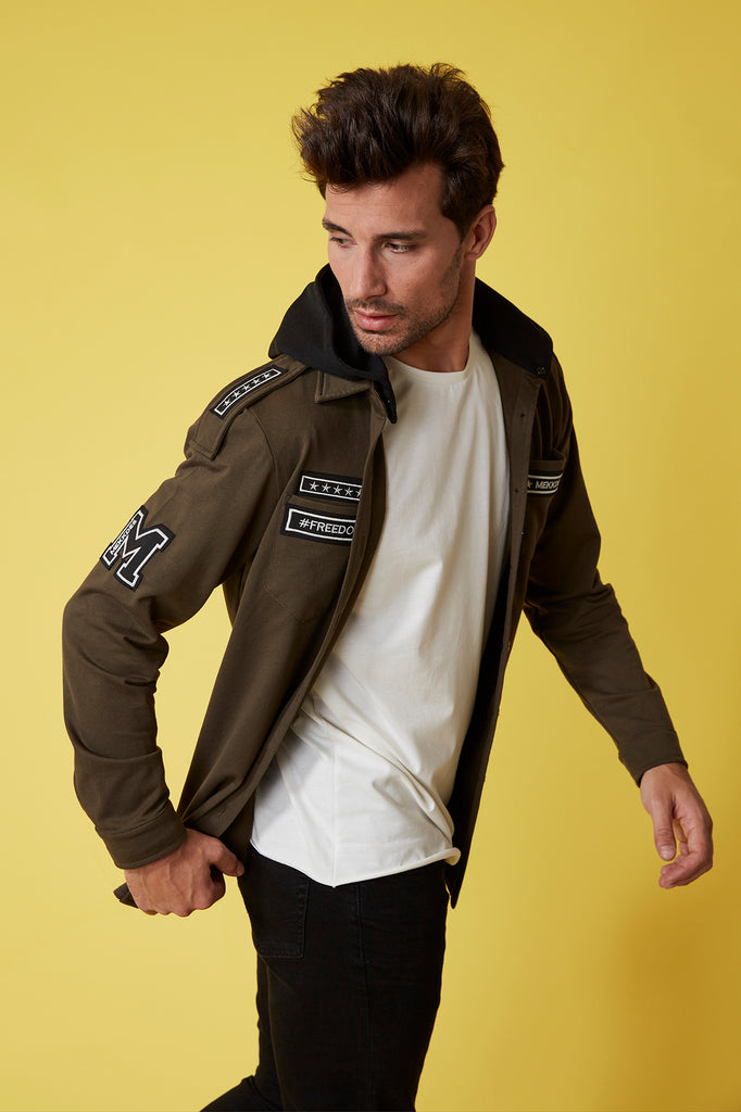 Sobrecamisa felpa khaki parches & capucha negra