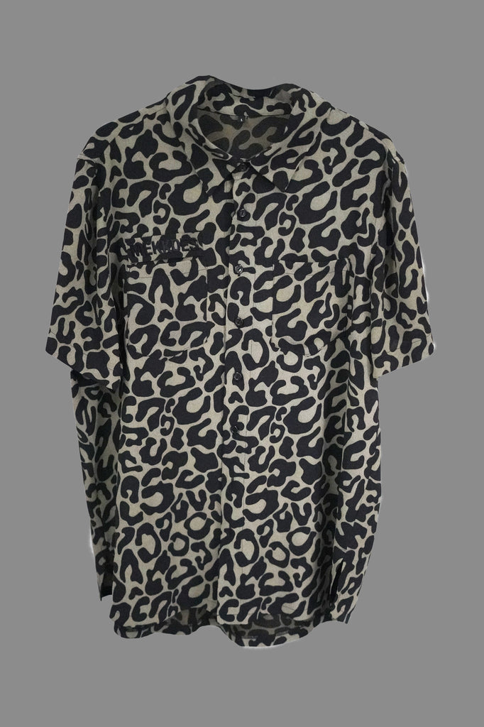 Camisa HE Print · KHAKI & NEGRO ·