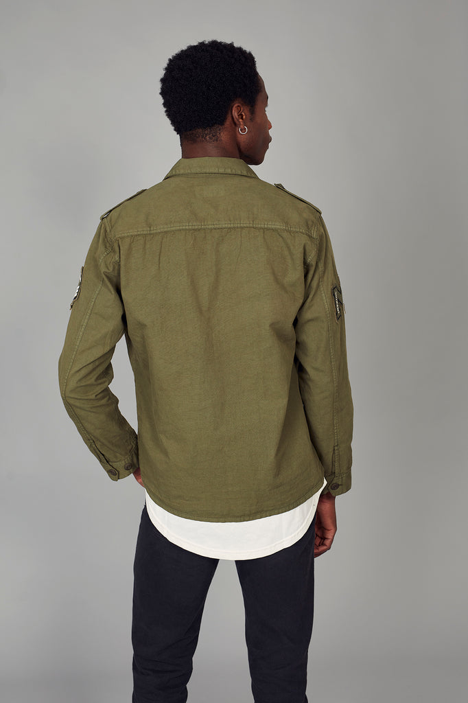 Sobrecamisa militar khaki parches & imperdibles