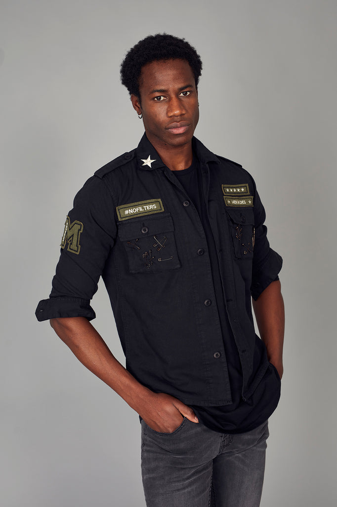 Sobrecamisa militar negra parches & imperdibles