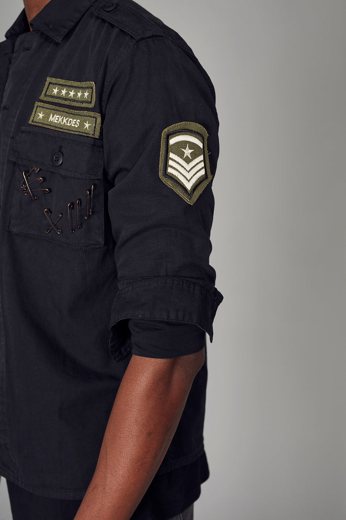 Sobrecamisa militar negra parches & imperdibles