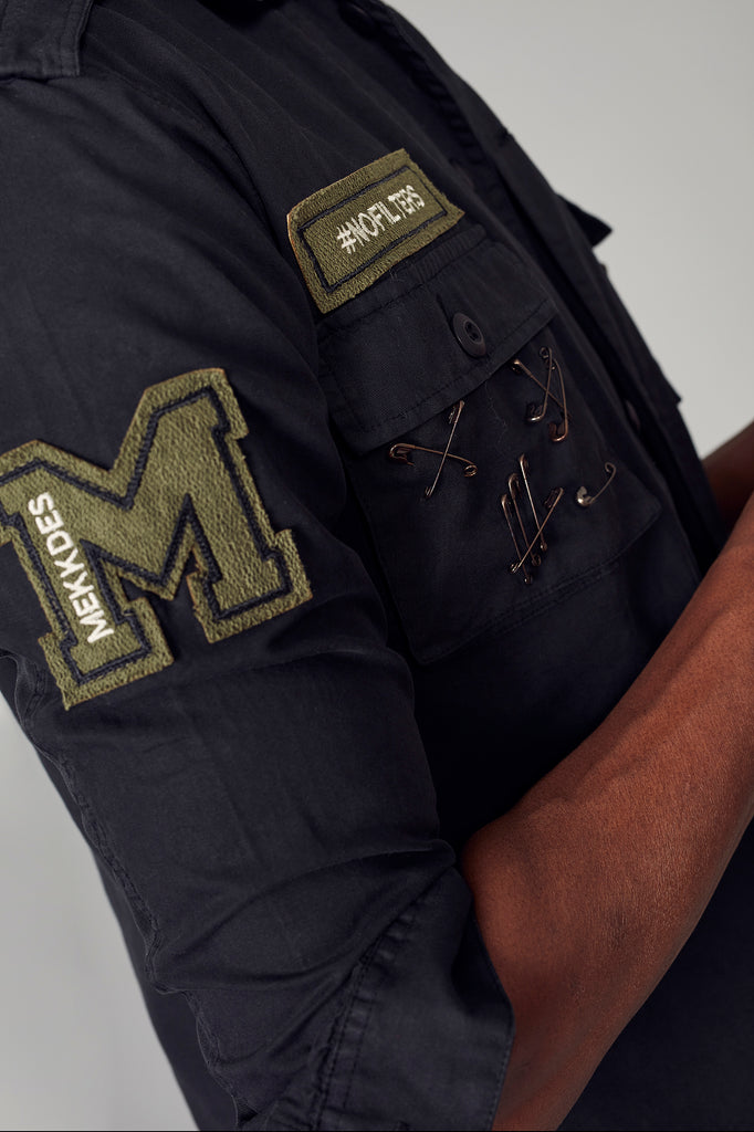 Sobrecamisa militar negra parches & imperdibles